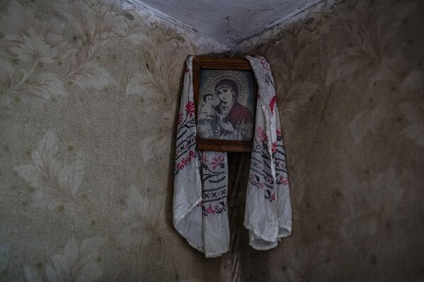 亚历山大·阿列克谢耶维奇与薇拉·阿法纳西耶夫娜老人居所内悬挂的圣母像。 - 俄罗斯卫星通讯社