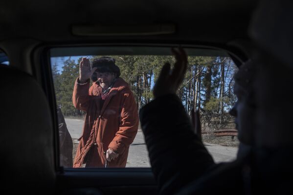 卢甘斯克共和国博洛坚诺耶镇居民亚历山大·阿列克谢耶维奇·波尔克夫尼科夫与亲属挥手道别。 - 俄罗斯卫星通讯社