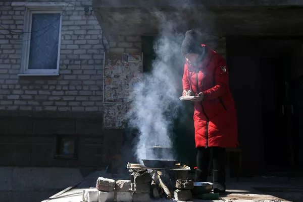 沃爾諾瓦哈市居民在戶外取火做飯。 沃爾諾瓦哈市居民在戶外取火做飯。 - 俄羅斯衛星通訊社