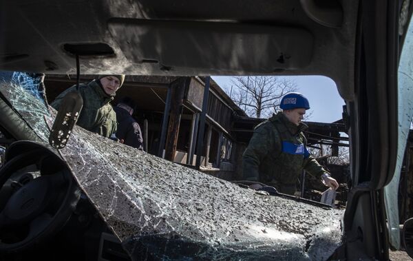 顿涅茨克人民共和国联合停火监督和协调中心代表记录乌军炮击布良卡市证据。 - 俄罗斯卫星通讯社