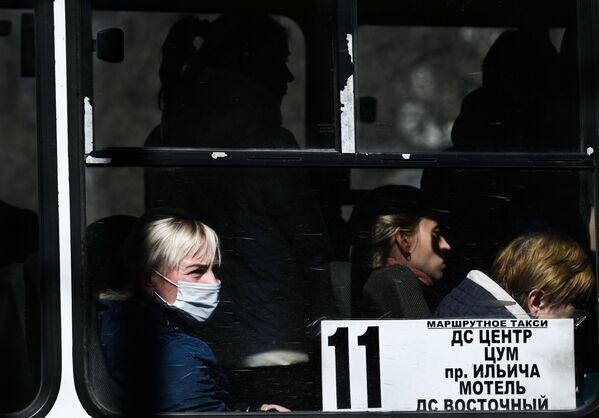 頓涅茨克市居民乘坐公交車出行。 頓涅茨克市居民乘坐公交車出行。 - 俄羅斯衛星通訊社