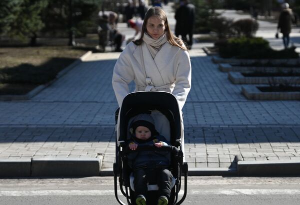 頓涅茨克市居民在戶外出行。 頓涅茨克市居民在戶外出行。 - 俄羅斯衛星通訊社