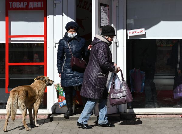 頓涅茨克市居民在市內街道活動。 頓涅茨克市居民在市內街道活動。 - 俄羅斯衛星通訊社