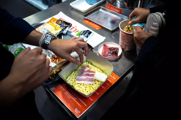 Приготовление лапши в интернациональном магазине Good Noodle в Бангкоке