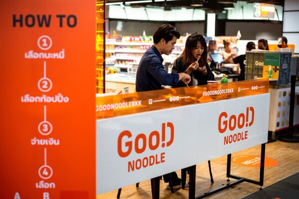 泰国曼谷，顾客在Good Noodle商店里享用方便面。 - 俄罗斯卫星通讯社