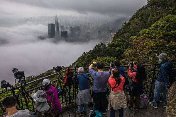 人们在香港的山顶上拍摄云雾。 - 俄罗斯卫星通讯社