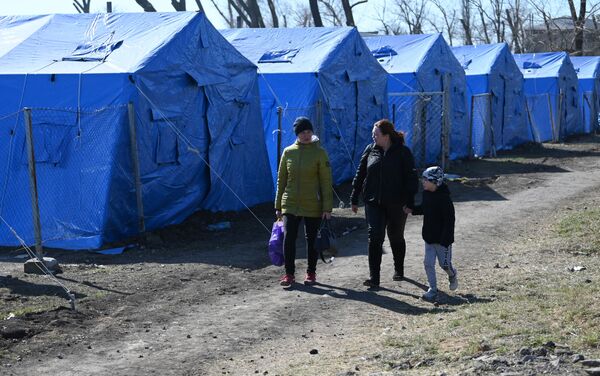 别济缅村，顿涅茨克人民共和国紧急情况部搭建的临时驻地里的马里乌波尔难民。 - 俄罗斯卫星通讯社