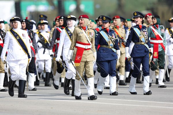 伊斯蘭堡，巴基斯坦武裝部隊女兵參加巴基斯坦日閱兵式。 - 俄羅斯衛星通訊社
