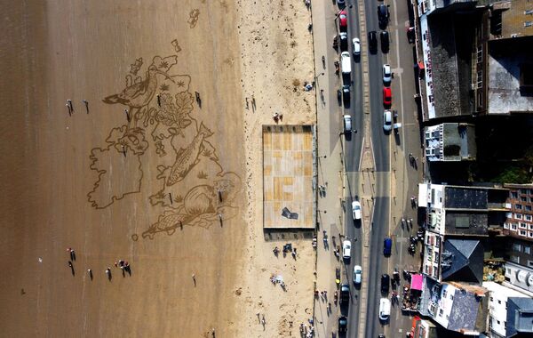 鳥瞰英國南灣沙灘上的巨大沙子圖案。 - 俄羅斯衛星通訊社