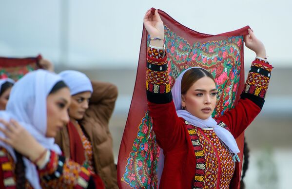 身着民族服装的女孩们参加阿什哈巴德纳乌鲁兹节庆典活动。 - 俄罗斯卫星通讯社
