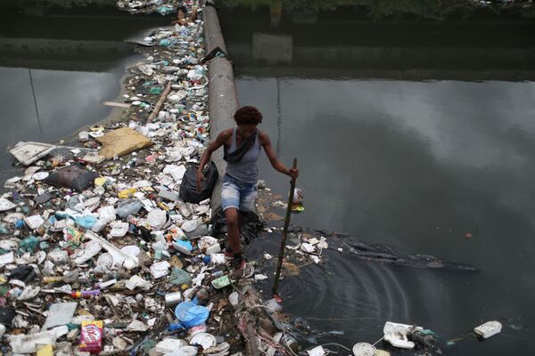 世界水日拍摄的倾倒在里约热内卢阿罗约丰多河上的垃圾。 - 俄罗斯卫星通讯社