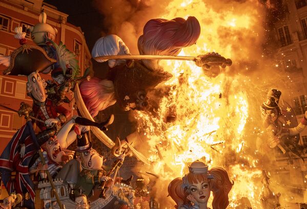 西班牙瓦倫西亞法雅節（又被稱為“火節”）上燃燒的烈火。 - 俄羅斯衛星通訊社