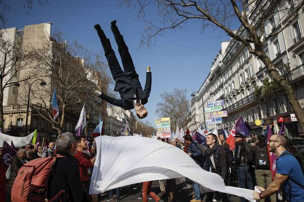 法國總統馬克龍形象的木偶在由極左翼政黨總統候選人梅朗雄率領的遊行活動中飛起。 - 俄羅斯衛星通訊社