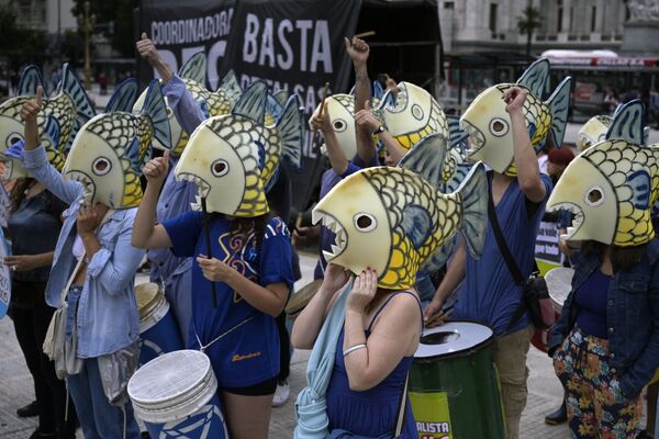 布宜诺斯艾利斯，“反灭绝起义”环保组织成员在国际水日当天扮成鱼的样子进行抗议。 - 俄罗斯卫星通讯社