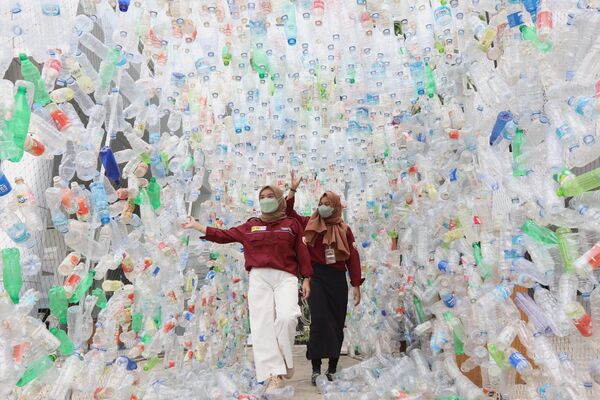 馬拉加，人們從一個用塑料瓶子製成的藝術裝置旁經過。 - 俄羅斯衛星通訊社