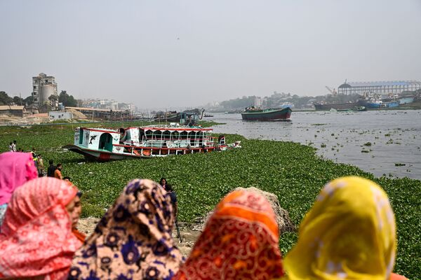孟加拉国，人们在岸边观看发生事故后获救的渡轮。 - 俄罗斯卫星通讯社