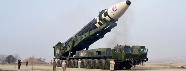 这张照片拍摄于2022年3月24日，由朝鲜中央通讯社（朝中社）于2022年3月25日发布。该照片显示了官方媒体在朝鲜一个隐秘地点对新型洲际弹道导弹“火星-17”试射的报道。 - 俄罗斯卫星通讯社