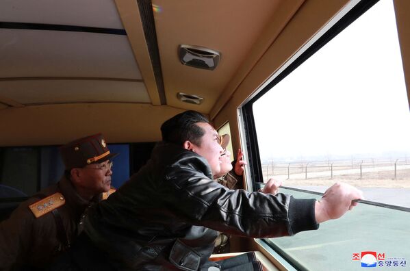 朝鲜领导人金正恩观看新型洲际弹道导弹试射。 - 俄罗斯卫星通讯社
