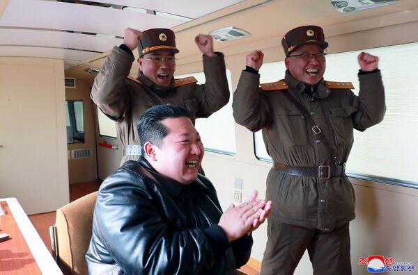 朝鮮領導人金正恩觀看新型洲際彈道導彈試射。 - 俄羅斯衛星通訊社