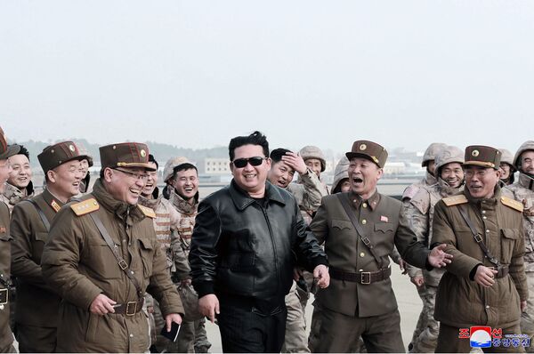 朝鮮領導人金正恩在新型洲際彈道導彈試射期間與軍人們同行。 - 俄羅斯衛星通訊社