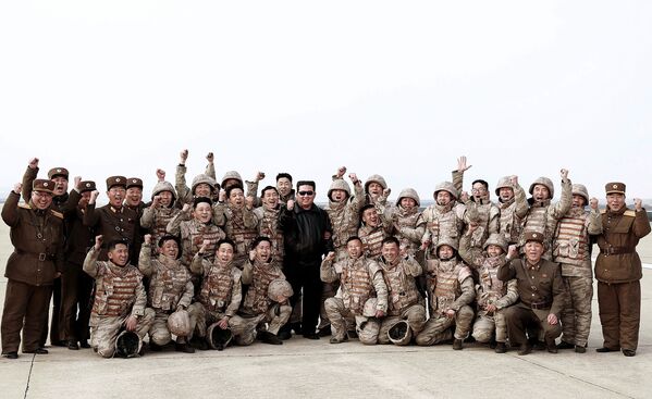 朝鲜领导人金正恩与参加新型洲际弹道导弹试射的朝鲜军人们合影留念。 - 俄罗斯卫星通讯社