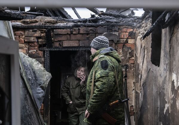 罗韦尼基市，卢甘斯克人民共和国人民警察士兵正在检查被导弹摧毁的房子。 - 俄罗斯卫星通讯社