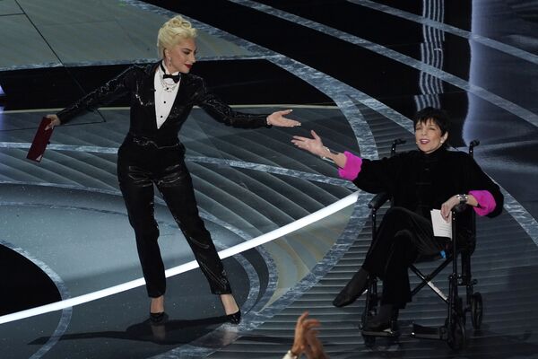 Lady Gaga（左）和麗莎·明妮莉頒發“最佳影片”獎。 - 俄羅斯衛星通訊社