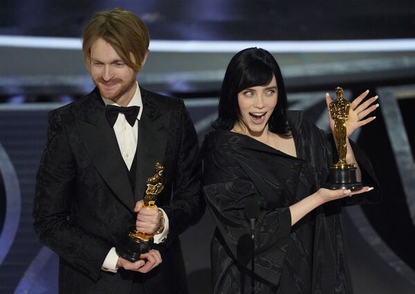 比莉·艾利什（右）和菲尼亚斯·奥康奈尔凭借影片《007：无暇赴死》中的歌曲《No Time To Die》夺得“最佳原创歌曲”奖。 - 俄罗斯卫星通讯社