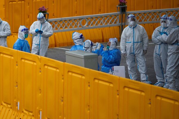 上海新冠疫情管控区域内对工作人员进行核酸检测，2022年3月24日。 - 俄罗斯卫星通讯社