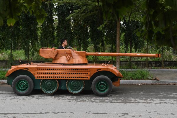 越南北寧省，坐在木制坦克里的父子倆。 - 俄羅斯衛星通訊社