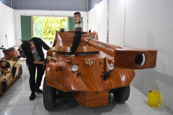 越南北寧省，父親清理木制坦克。 - 俄羅斯衛星通訊社