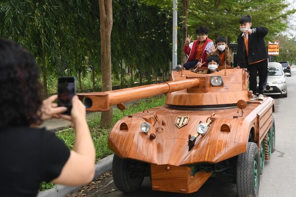 越南北寧省，孩子們在木制坦克上拍照。 - 俄羅斯衛星通訊社