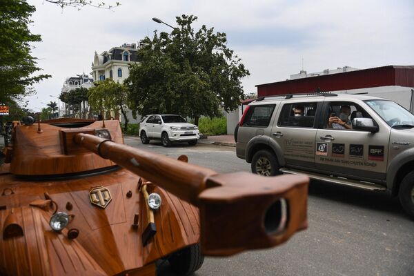 行駛在越南北寧省街上的木制坦克。 - 俄羅斯衛星通訊社