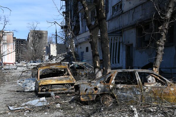 马里乌波尔被炮击摧毁的汽车和房屋。 - 俄罗斯卫星通讯社
