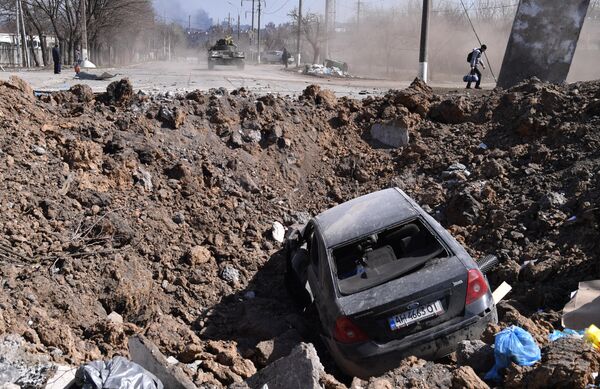 马里乌波尔街上被炸毁的汽车。 - 俄罗斯卫星通讯社