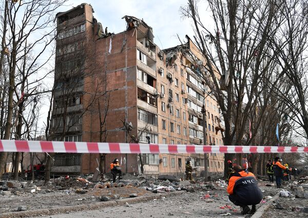 頓涅茨克人民共和國緊急情況部工作人員清理遭烏克蘭武裝部隊炮彈的住宅樓。 - 俄羅斯衛星通訊社