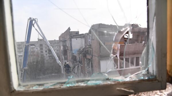 Вид из окна после попадания снаряда ВСУ в жилой дом на улице Пинтера в Донецке - 俄羅斯衛星通訊社