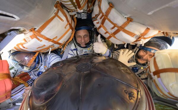 2022年3月30日，儘管俄美關係因烏克蘭局勢持續緊張，但美國宇航員馬克·範德·黑依照正常返回程序返回地球。美國宇航局工作人員和醫療組在地面迎接馬克·範德·黑。 - 俄羅斯衛星通訊社