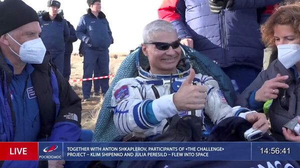 美國宇航局宇航員馬克·範德·黑著陸後在飛船外休息。 - 俄羅斯衛星通訊社