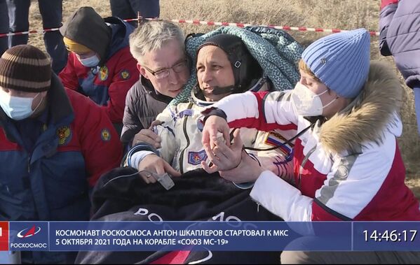 俄羅斯航天局宇航員安東·什卡普列羅夫著陸後在飛船外休息。 - 俄羅斯衛星通訊社