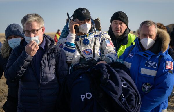 美國宇航局宇航員馬克·範德·黑著陸後在飛船外休息。 - 俄羅斯衛星通訊社