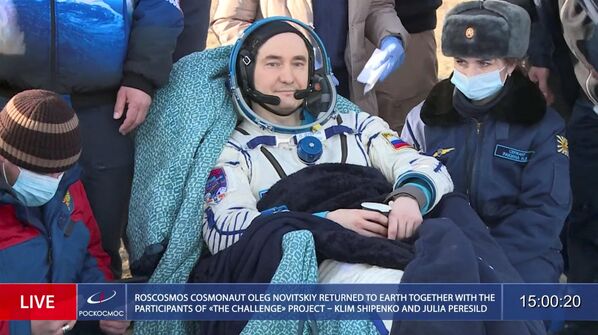 俄羅斯航天局宇航員彼得·杜布羅夫著陸後在飛船外休息。 - 俄羅斯衛星通訊社