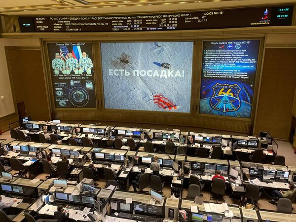 俄羅斯 “聯盟MS-19”號飛船組員的轉播畫面。 - 俄羅斯衛星通訊社