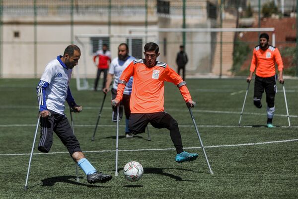 因敘利亞戰爭致殘的阿勒頗省阿夫林市民眾參加足球比賽，2022年3月28日。 - 俄羅斯衛星通訊社