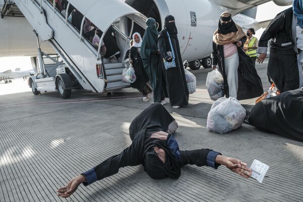 在埃塞俄比亚首都亚的亚的斯亚贝巴博莱机场，一名从沙特阿拉伯被遣返回国女性下飞机，2022年3月30日。 - 俄罗斯卫星通讯社
