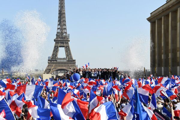 法国极右翼总统候选人埃里克·泽穆尔在巴黎特罗卡德罗广场与支持者举行竞选集会，2022年3月27日。 - 俄罗斯卫星通讯社
