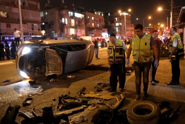 以色列特拉維夫東部伯尼布萊克地區發生槍擊事件，一輛汽車發生側翻，造成5人死亡，2022年3月29日。 - 俄羅斯衛星通訊社