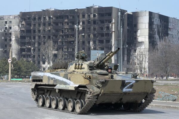 頓涅茨克共和國人民警察部隊步戰車在馬里烏波爾市區巡邏。 - 俄羅斯衛星通訊社