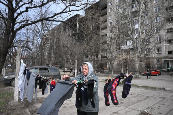 马里乌波尔市居民在院中晾晒衣物。 - 俄罗斯卫星通讯社
