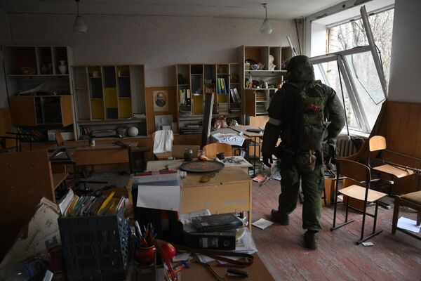 顿涅茨克共和国人民警察部队战士在一学校内巡逻。 - 俄罗斯卫星通讯社